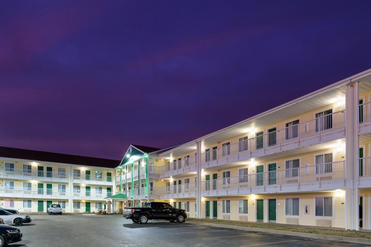Hometowne Studios By Red Roof Kansas City - Worlds Of Fun Экстерьер фото